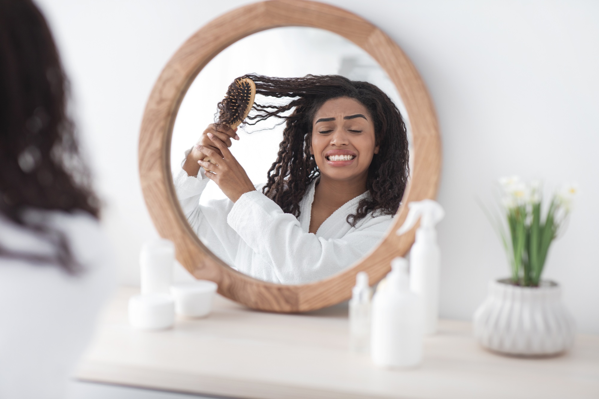 Aplicación de producto de fijación para peinado sin apelmazar el cabello.